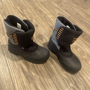 Kids size 4 snow boots.